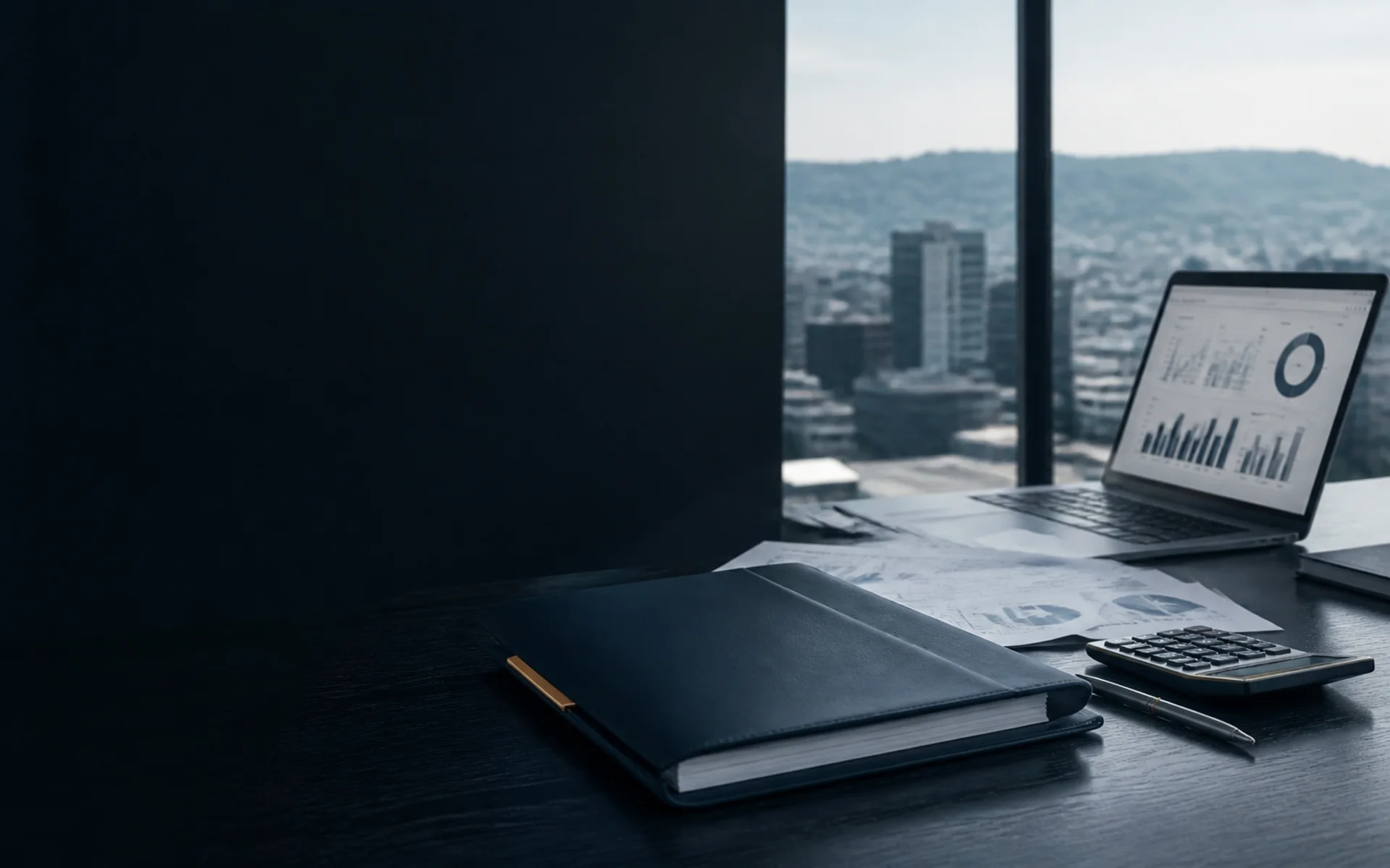 Escritorio ejecutivo con documentos contables y vista urbana de Tijuana